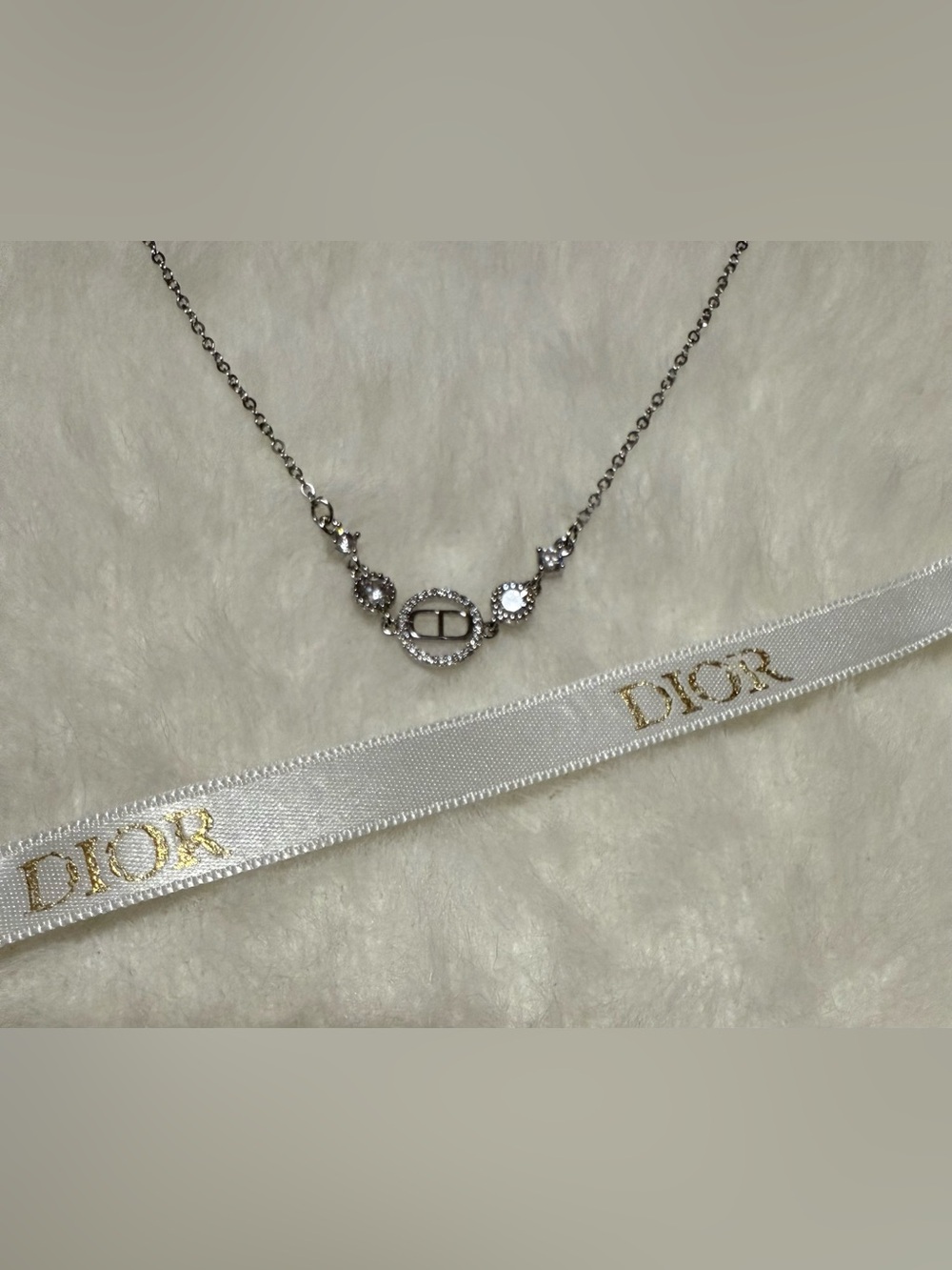 Stunning Necklace in Silvertone